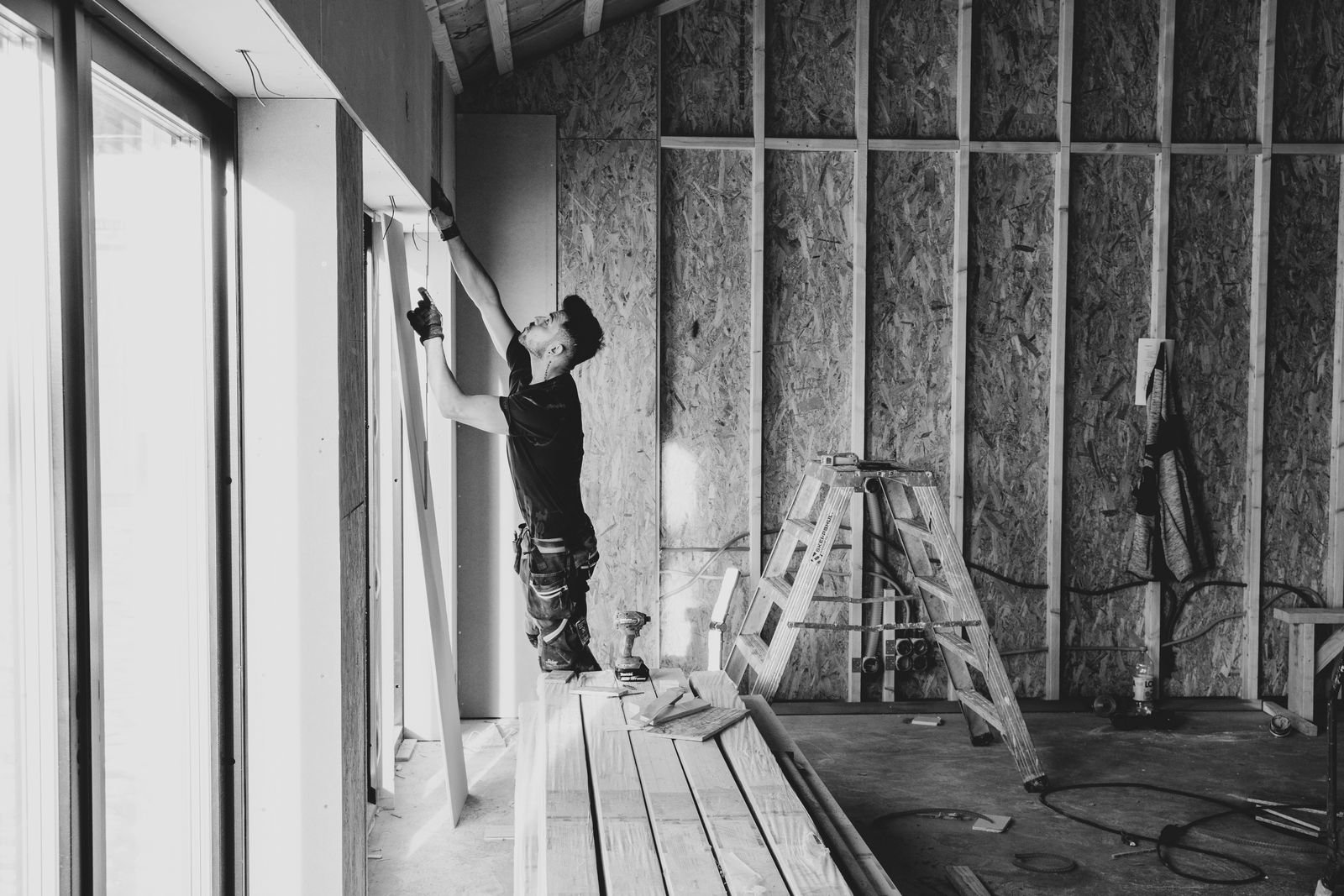 Vakman werkt in een gebouw aan technisch onderhoud