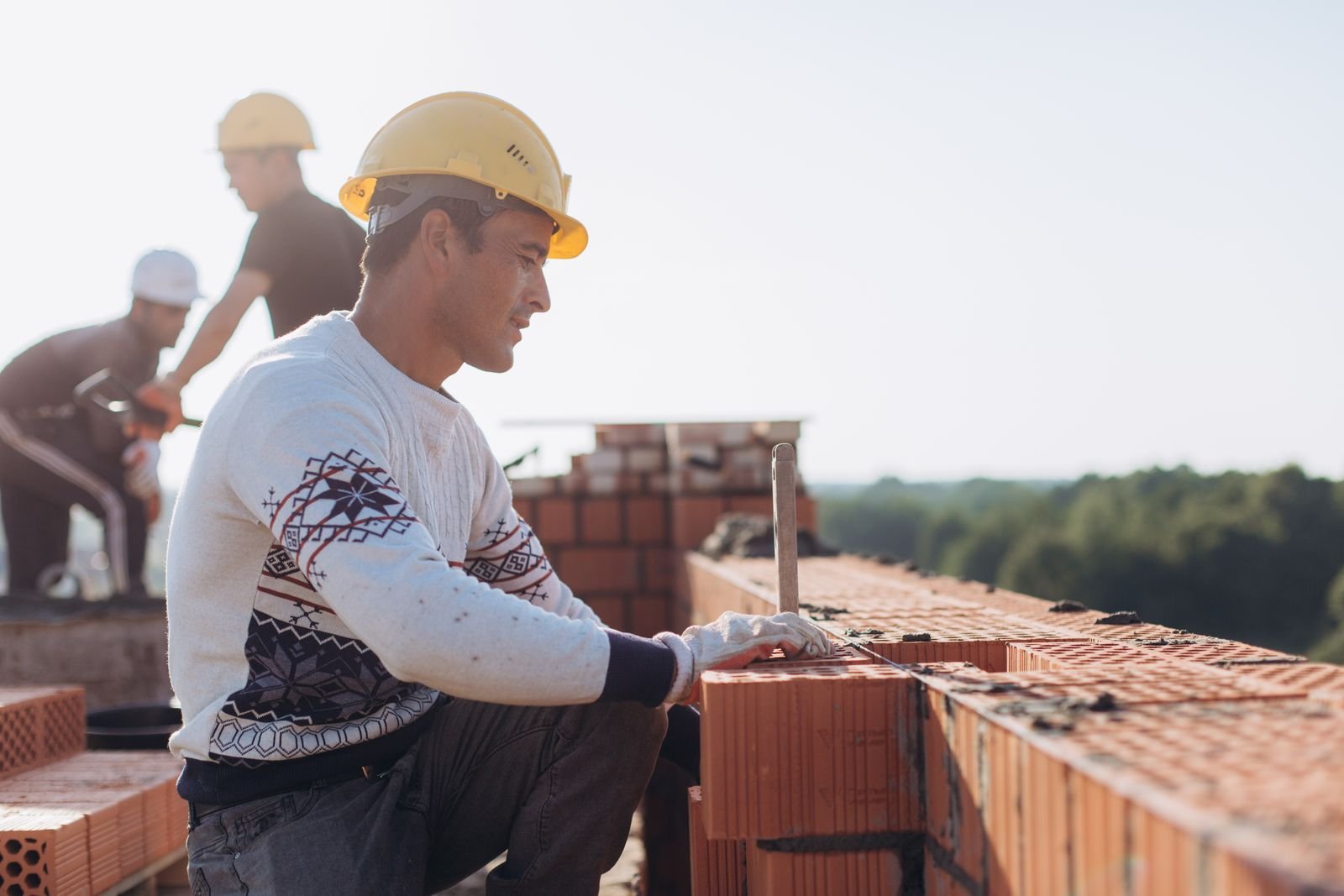 Metselaars aan het werk op een bouwplaats