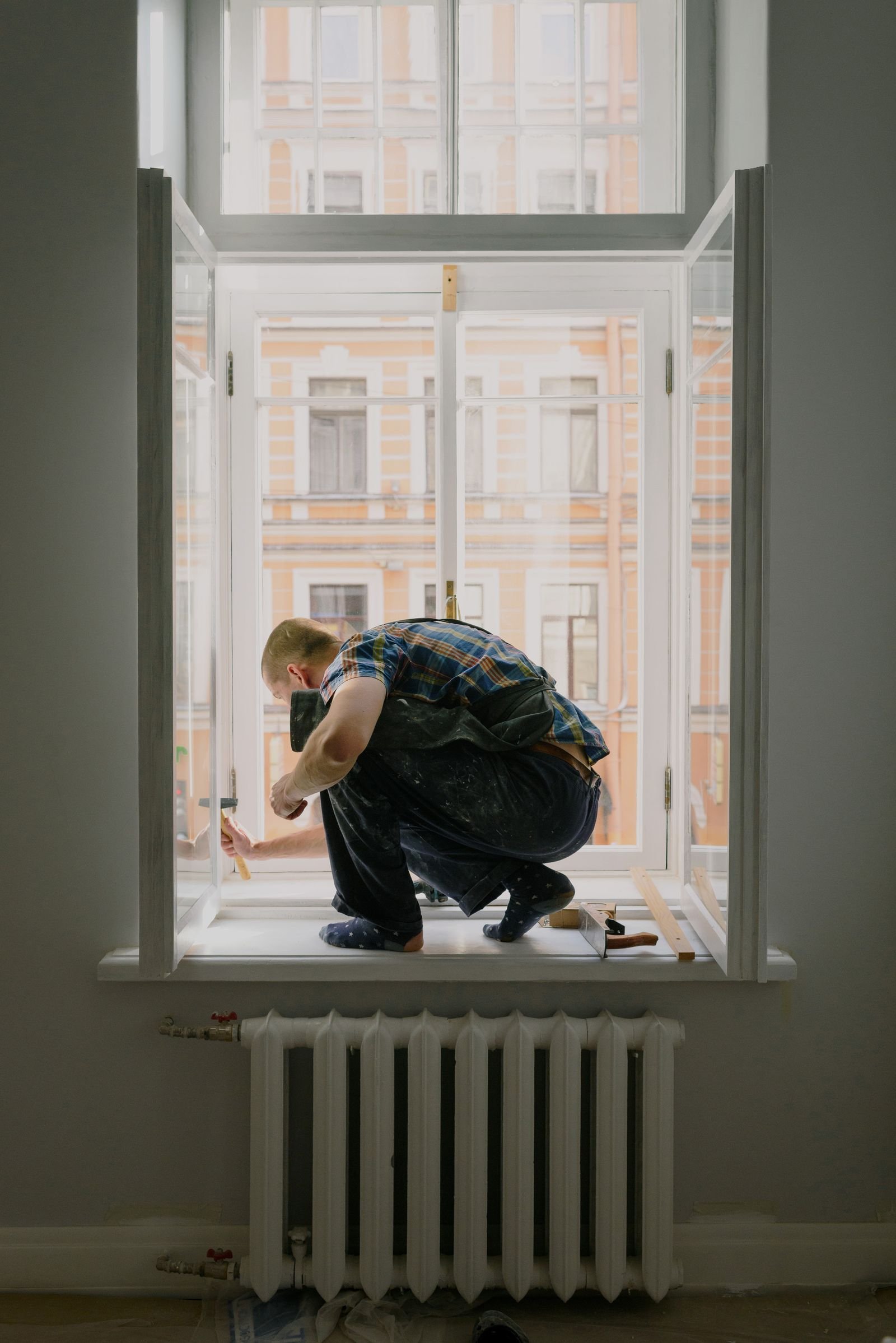 Vakman voert herstelwerk uit bij een raam